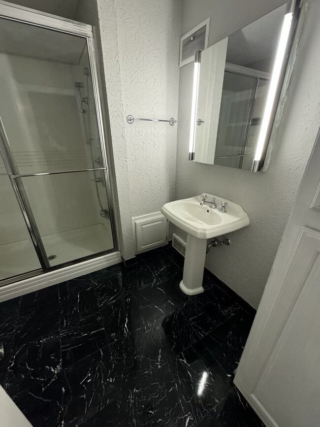 Building Photo - 2 bedroom/1 bathroom