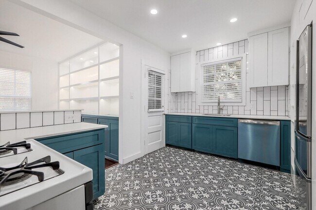 Building Photo - 804 W 31st St