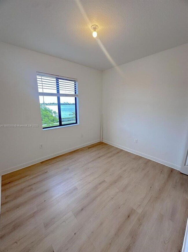 Building Photo - 20634 NE 2nd Ct