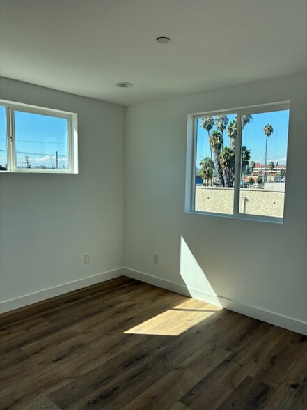 Building Photo - 447 W 74th St