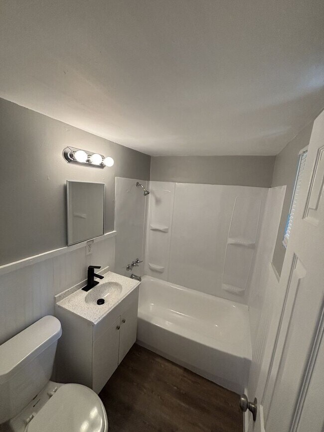 Building Photo - Affordable Comfort in Independence — 1-Bed...