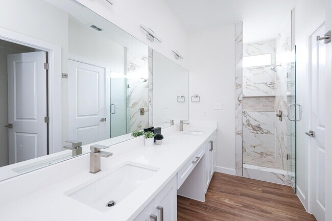 Building Photo - 7525 Cresta Bella St