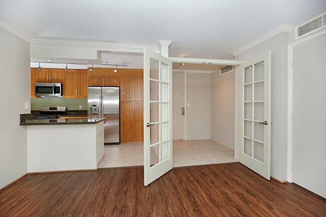 Building Photo - Comfortable Living in the Heart of Honolul...