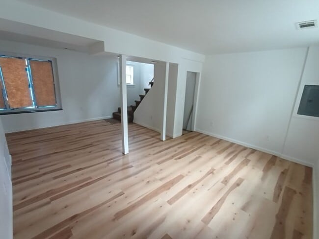 Building Photo - 2044 Garrick Ave