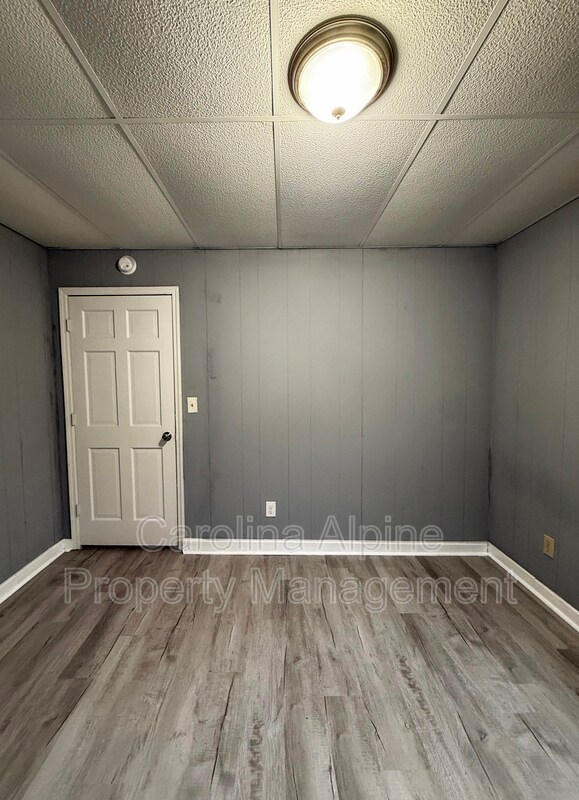 Building Photo - 109 Pine Ave