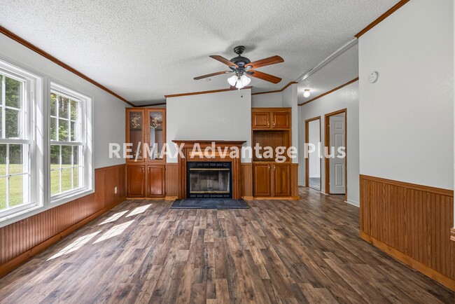 Building Photo - Spacious 4 bedroom home in private setting