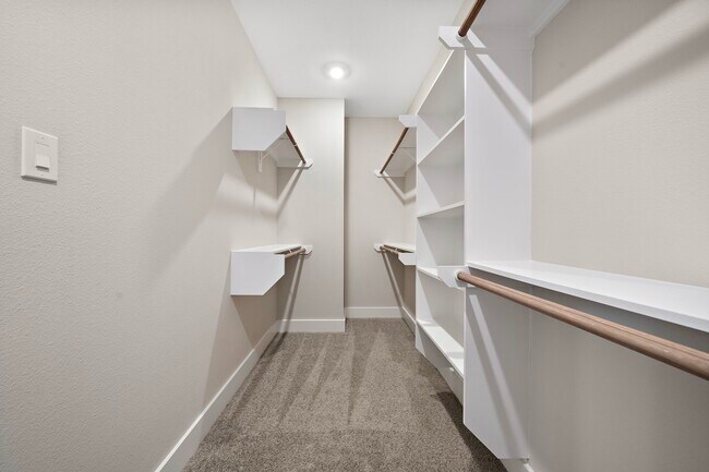 Building Photo - 8670 Easthaven Blvd