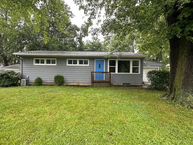 Primary Photo - 919 Browning Ave