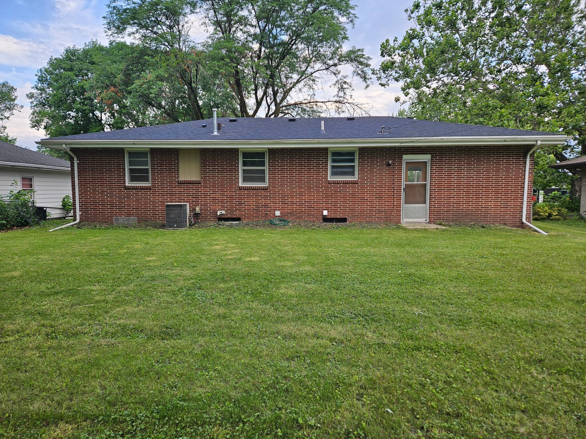 Building Photo - 413 SW Westlawn Dr
