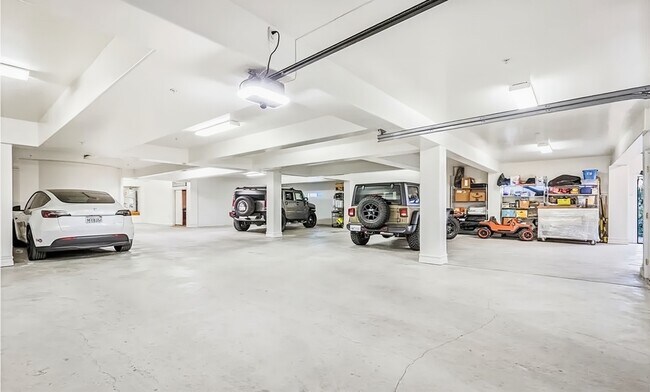 Building Photo - 30702 Hilltop Way
