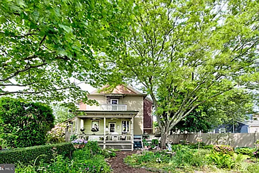 backyard view of patio - 42 Main St N