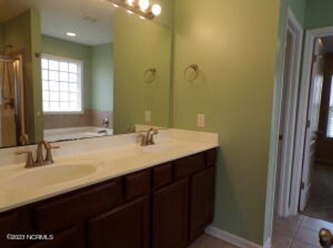 Building Photo - 4 Bedroom 2.5 Bathroom home located in Carolina Subdivision