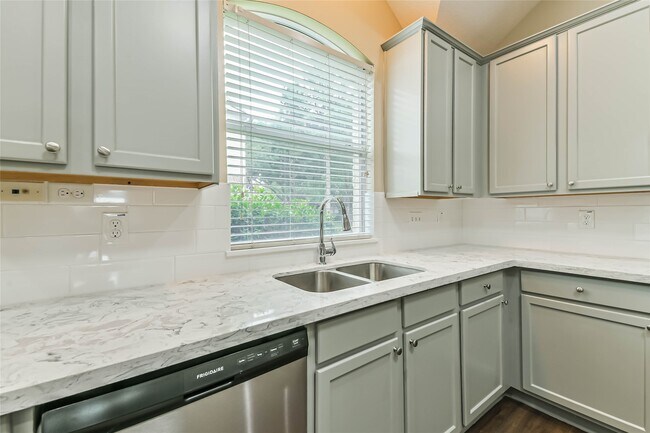 Building Photo - 10542 Oleander Point Dr