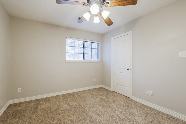 Building Photo - 612 Spruce Dr