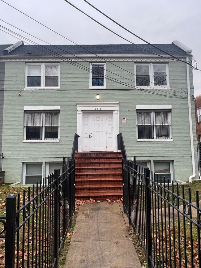 Building Photo - 253 Newcomb St SE