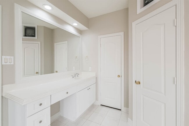 Building Photo - 5911 Brook Bend Dr