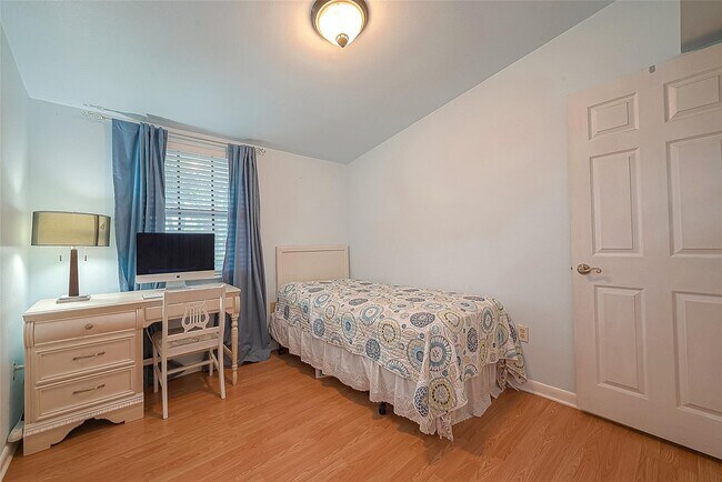 Building Photo - 2520 Richmond St