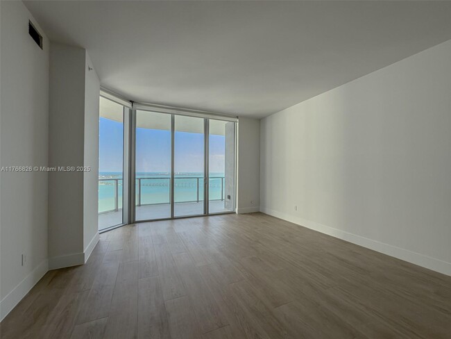 Building Photo - 1300 Brickell Bay Dr