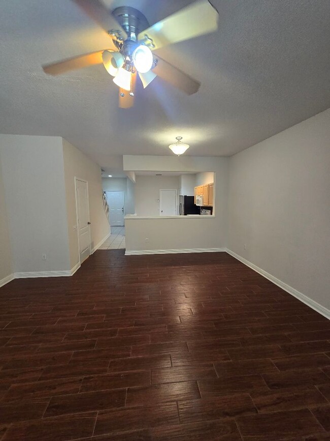 Building Photo - Beautiful 3 Bedroom 2.5 Bath in Riverview