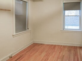 Building Photo - 2208 W Foster Ave