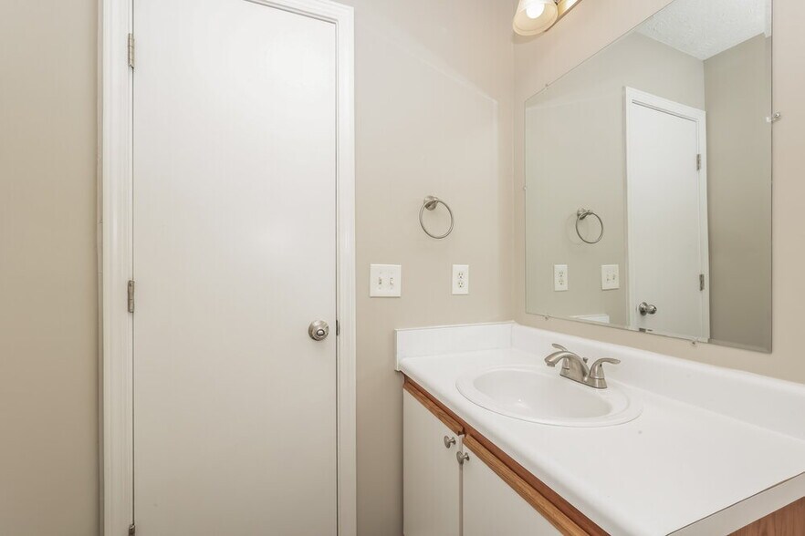 Building Photo - 1318 Lyndsey Ridge Dr