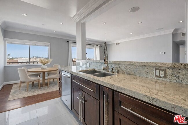 Building Photo - 1115 S Elm Dr