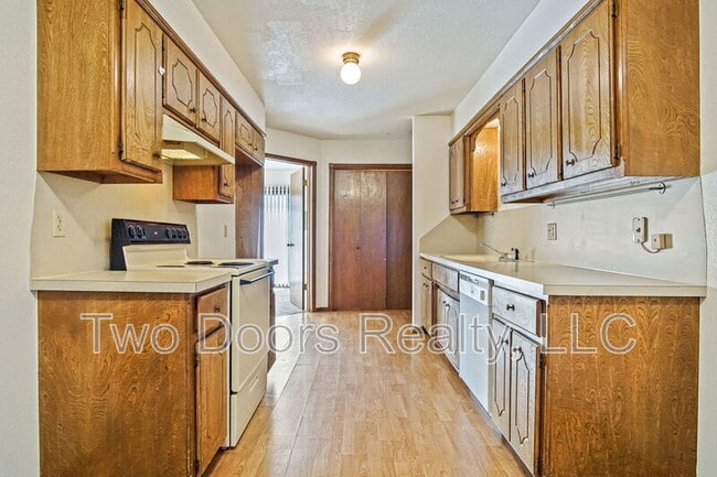 Building Photo - 8910 Oak Valley Dr