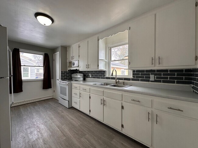 Building Photo - Recently Renovated 3 Bedroom 1 Bath Single Family Home!