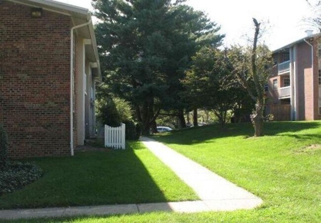 Building Photo - Spacious, 2 Bed 1 Bath Condo In Fantastic Mclean Chase Location – Minutes To Tysons