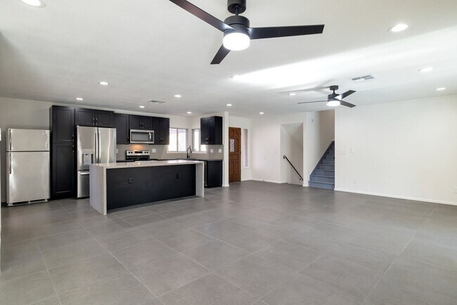 Building Photo - Large Trilevel home backing 60 with pool and close to ASU