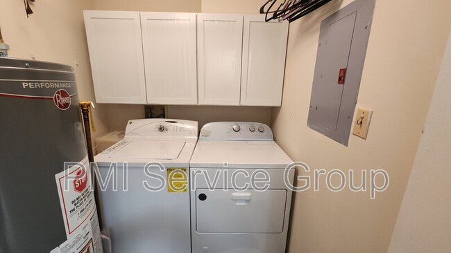 Building Photo - 985 West Ct
