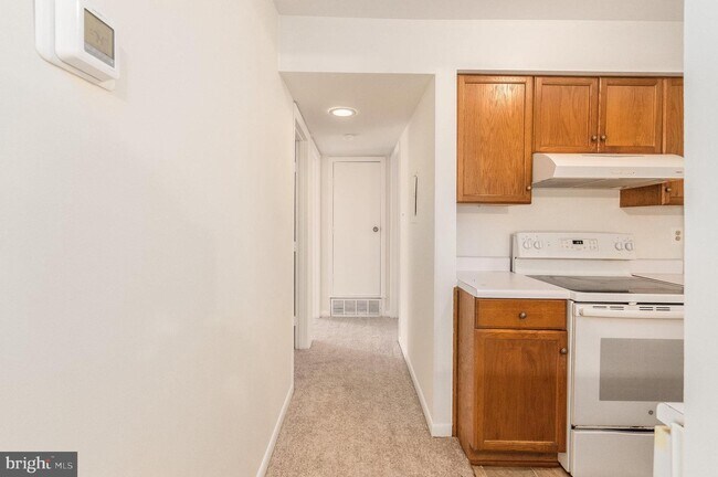 Building Photo - 5805 Royal Ridge Dr