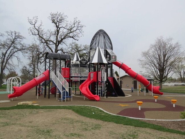 Building Photo - 5825 W 103rd St