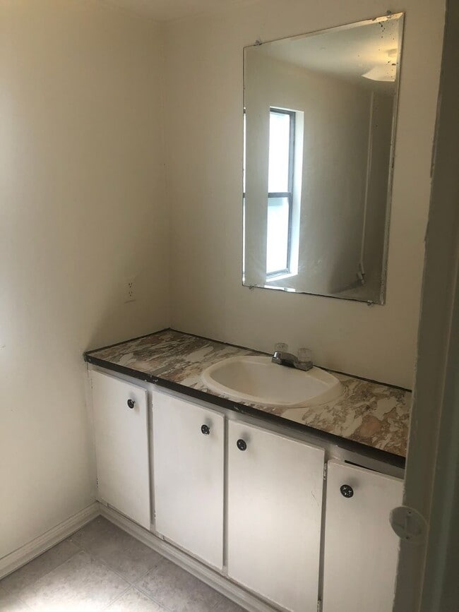 Building Photo - 3 Bedroom Rental In North Crawfordville Av...