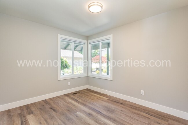 Building Photo - Beautifully fully remodeled Lake Oswego Du...