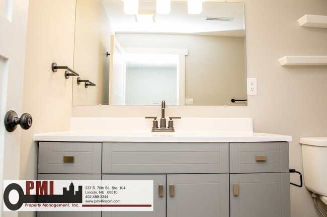 Building Photo - 820 S 38th St