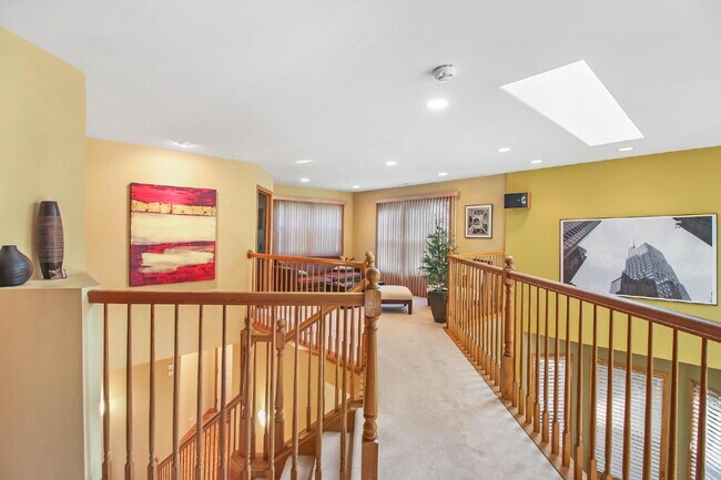 Building Photo - Spacious 3-Bedroom Townhouse with Main-Flo...