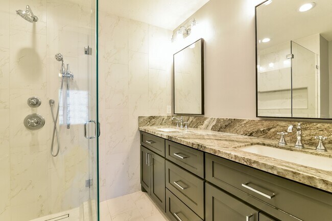 Building Photo - 11715 Parkriver Dr
