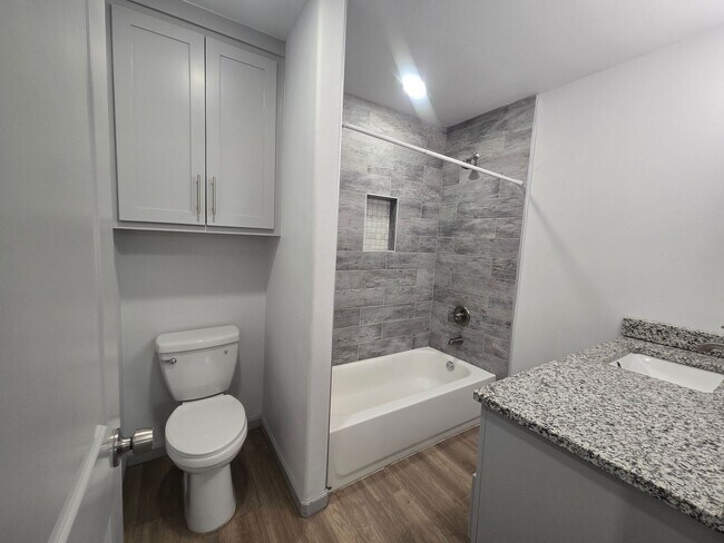 Building Photo - Spacious 4/3/2 Home with Modern Finishes and Great Location