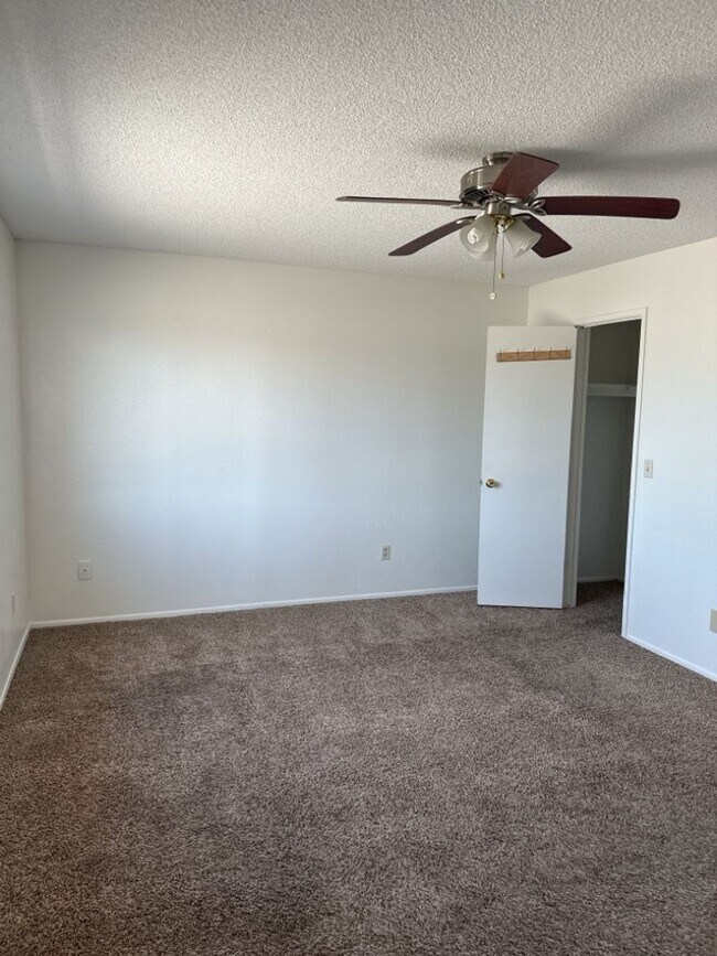 Building Photo - Unfurnished Full Time