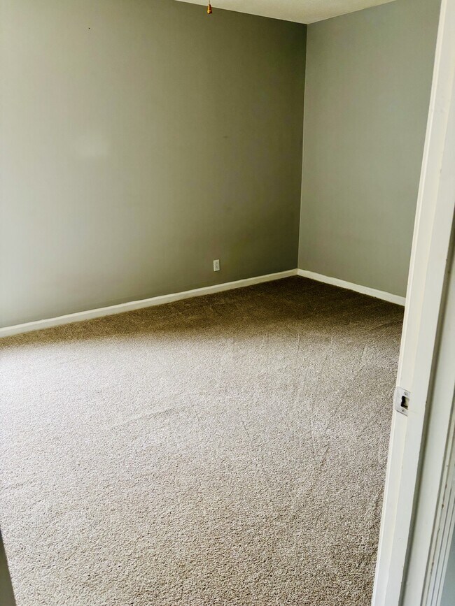 Building Photo - 645 Dawson Rd