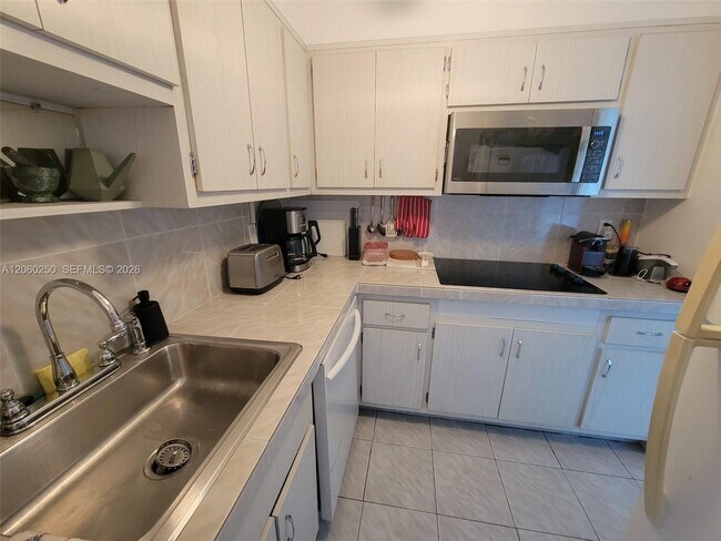 Building Photo - 220 Kings Point Dr