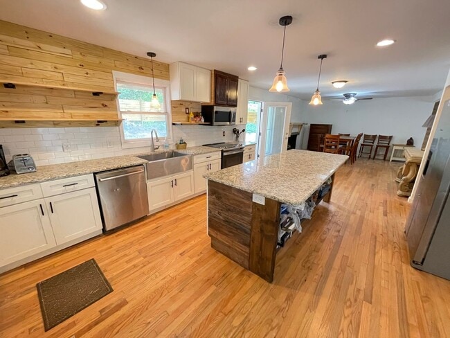 Building Photo - Big and Beautiful House with attached 1br ...