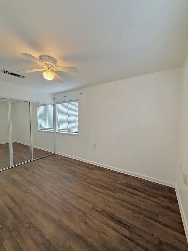Building Photo - Now available! Charming 2 bed / 1 bath condo in a prime Tallahassee location.