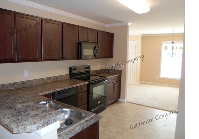 Building Photo - "Spacious 3-Bedroom Townhouse with 2.5 Bat...