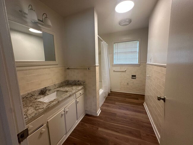 Building Photo - Welcome to this charming 2-bedroom, 1-bath...