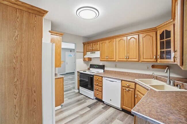 Building Photo - Three Bedroom Home with Great Outdoor Entertainment Space!