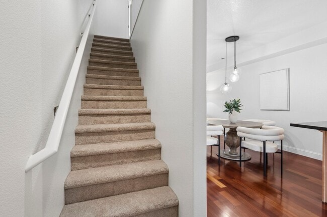 Building Photo - Spectacular SW Portland 2 bedroom Townhouse