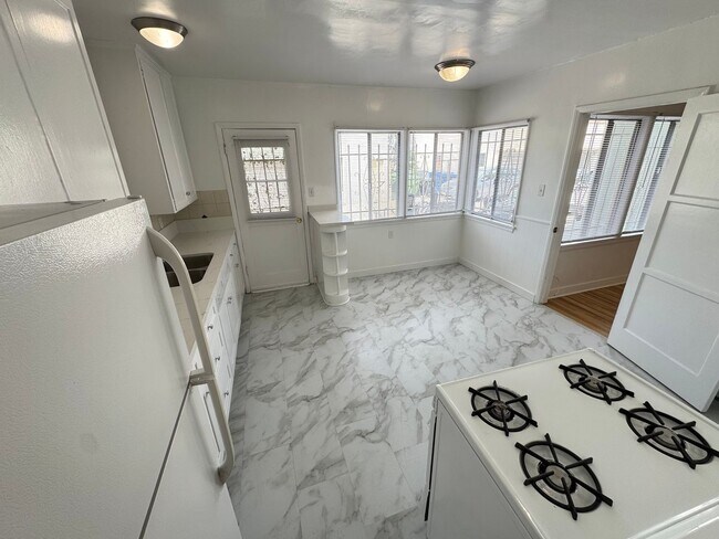 Building Photo - Quaint 3 bedroom Apt Home on 439-443 N. Spaulding Ave.