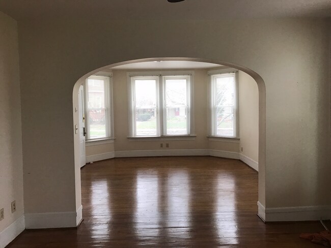 Primary Photo - 815 W Saint James St